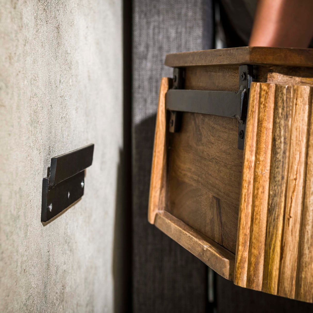 Mango bedside table with 1 drawer - sand
