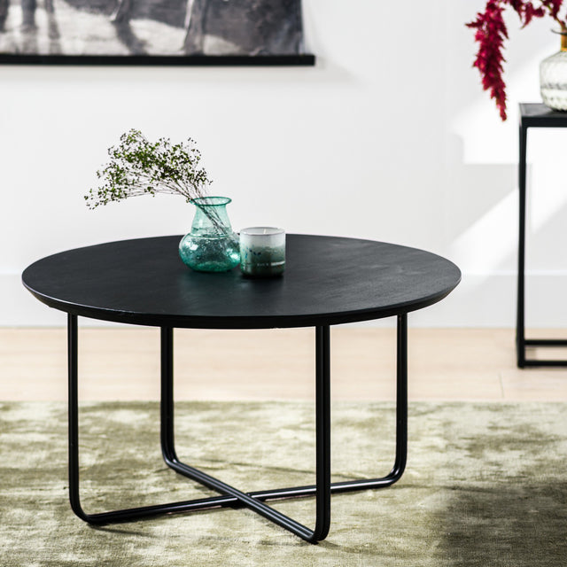 Salontafel Stewie Black DH Interior Zwart LxBxH 80x80x14 Acaciahout Sfeerfoto schuin vooraanzicht