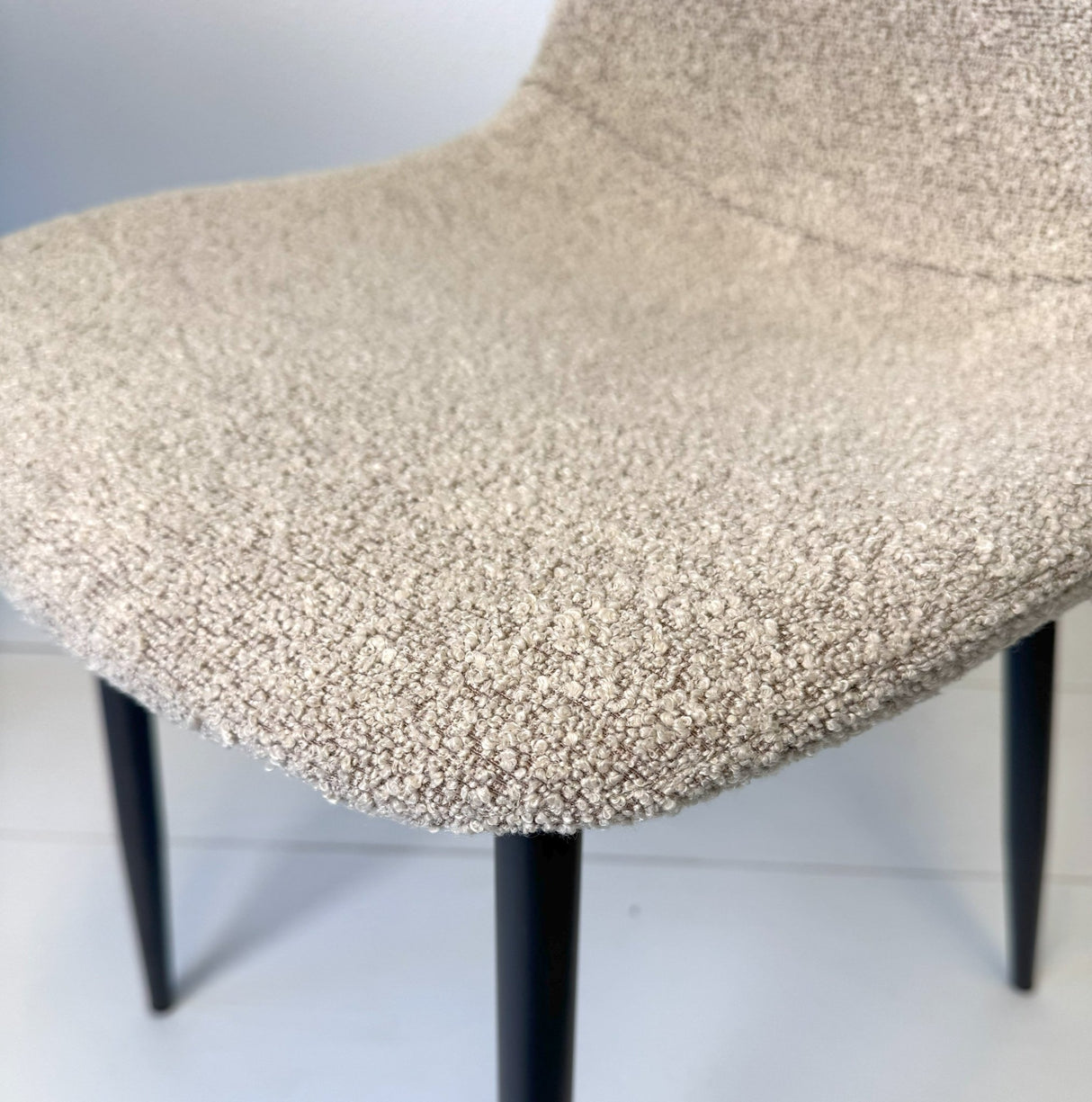 Set of 4 Scandinavian Dining Chairs Latte Bouclé Fabric Swift - Without Armrests 