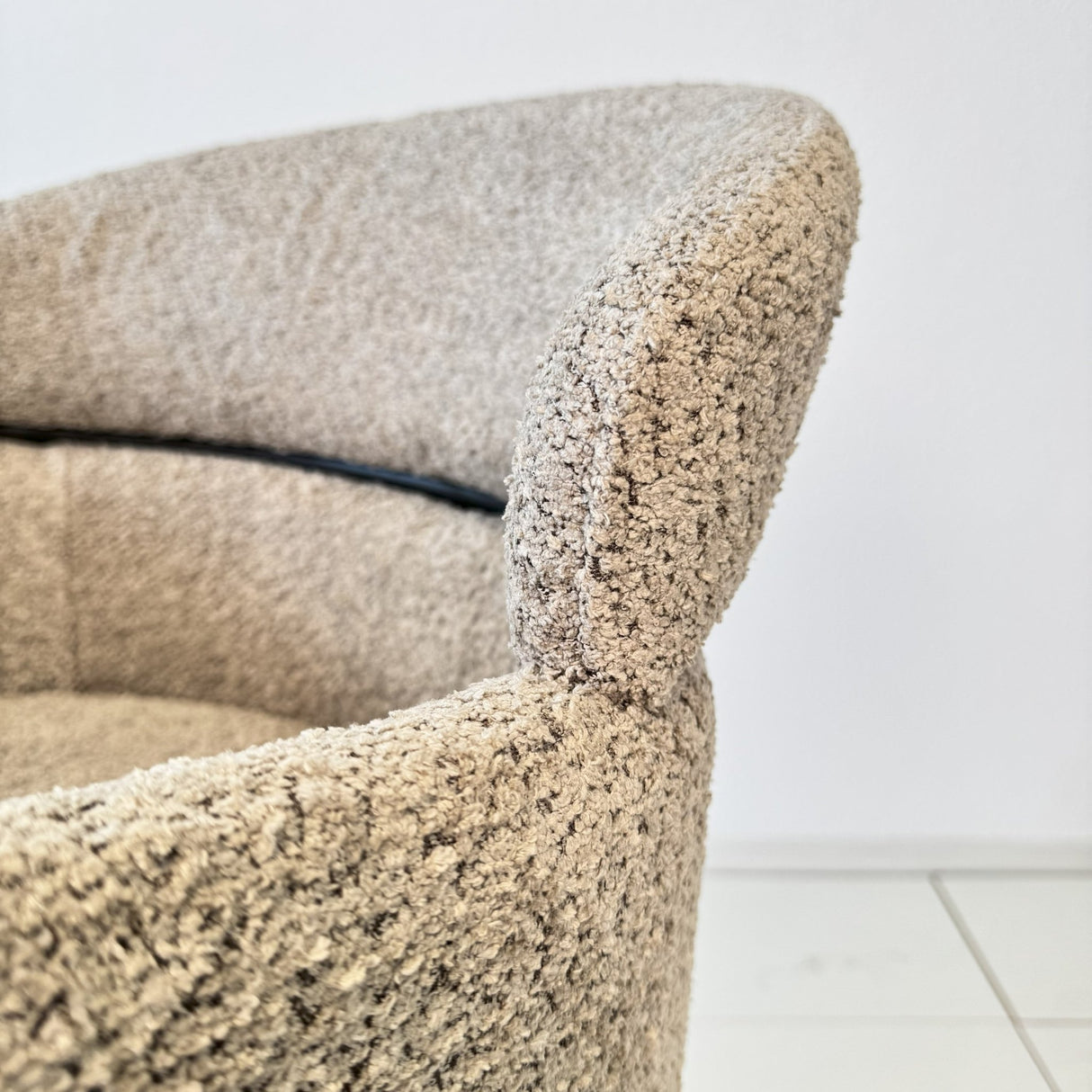 Dining chair Lola boucle fabric beige with round back and arm 