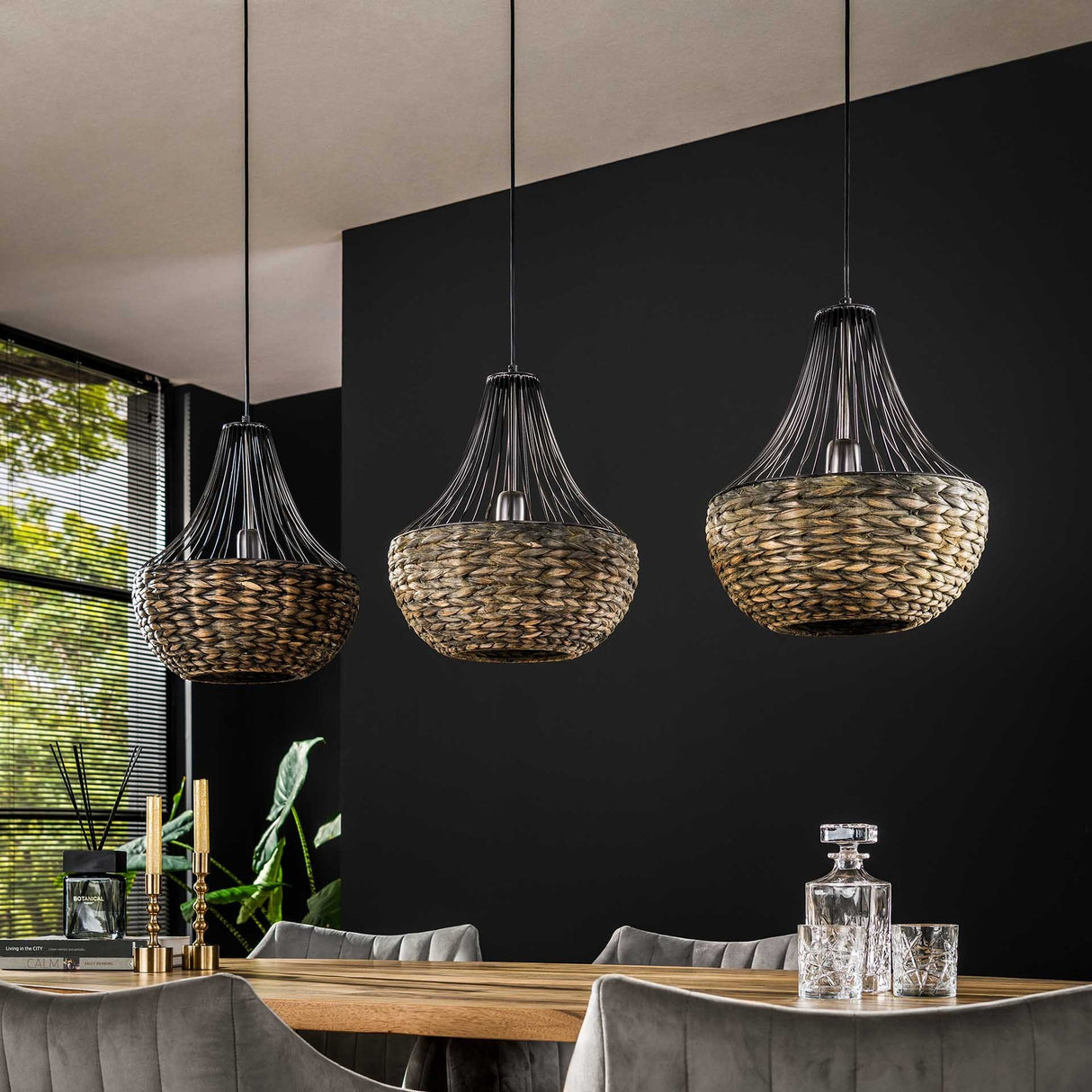 Hanglamp Demi DH Interior Zwart Nikkel Sfeerfoto schuin vooraanzicht