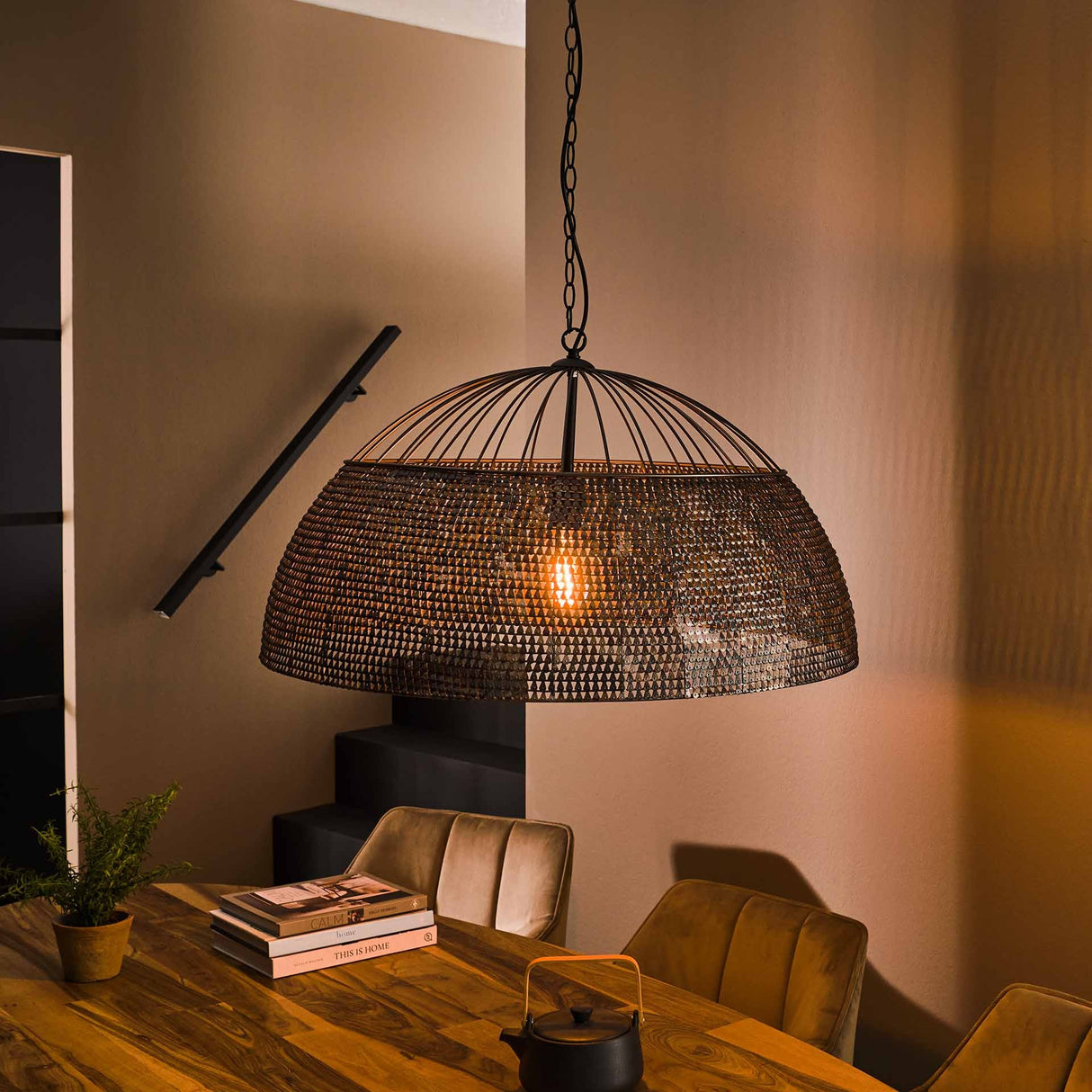 Hanglamp Armoor DH Interior Bruin LxBxH 85x85x49 Zwart bruin Sfeerfoto schuin vooraanzicht