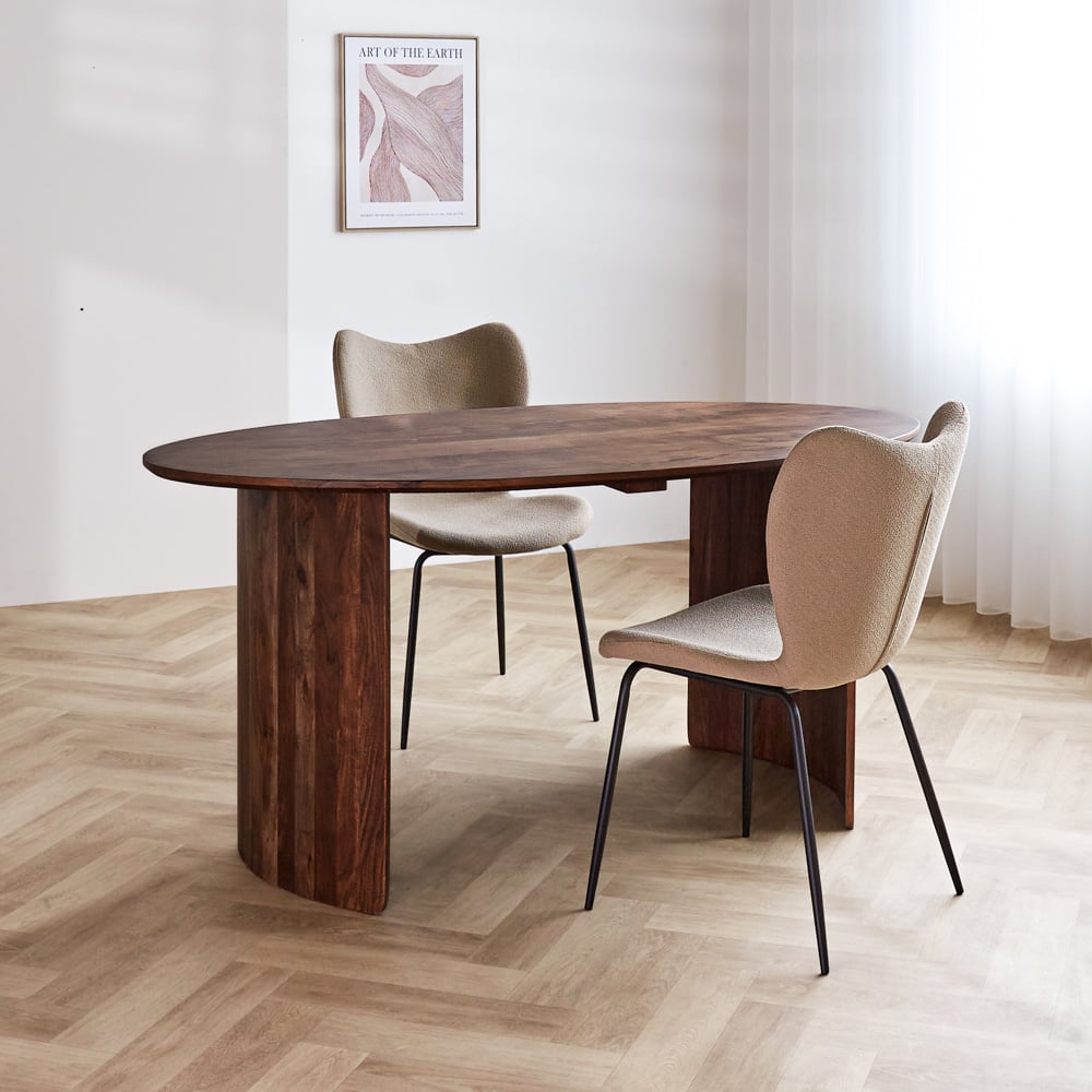 Eettafel Yves Walnut Finish Dimehouse Bruin LxBxH 165x95x10 Acaciahout Sfeerfoto schuin vooraanzicht