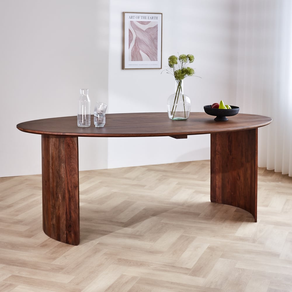 Eettafel Yves Walnut Finish Dimehouse Bruin LxBxH 225x115x9 Acaciahout Sfeerfoto schuin vooraanzicht