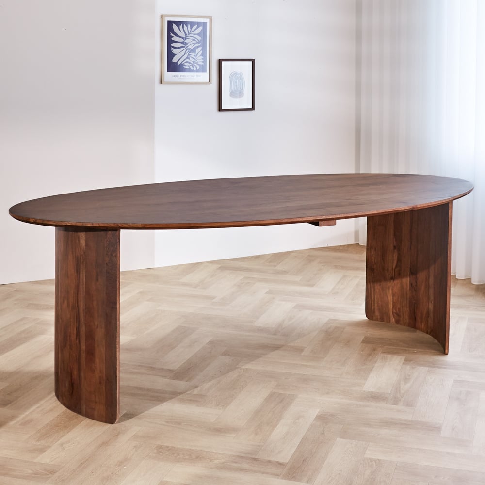 Eettafel Yves Walnut Finish Dimehouse Bruin LxBxH 225x115x9 Acaciahout Sfeerfoto schuin vooraanzicht